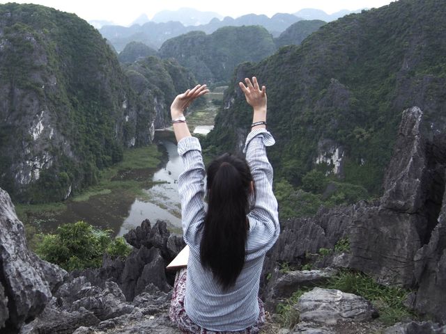 올라가야 볼 수 있는 멋진 풍광! 닌빈 ‘항 무아’(Hang Múa)