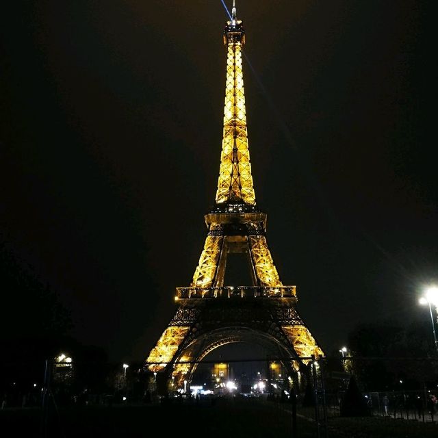 Eiffel tower at night 