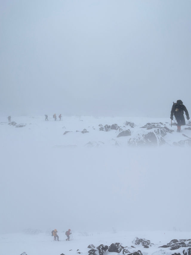Climbed to the summit of Mount Ryoukou in Japan, one of the 100 famous mountains, during the severe winter season.