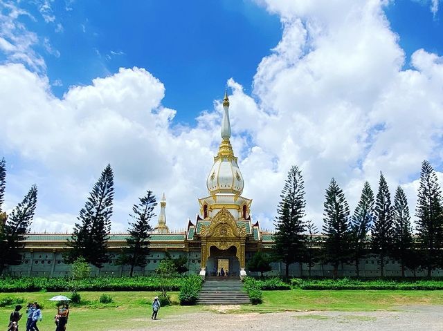 ไหว้พระขอพร พระบรมสารีริกธาตุ ผาน้ำย้อย