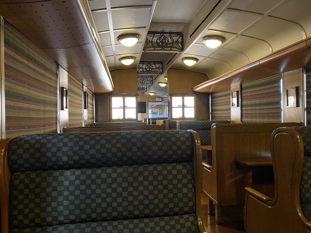 2024年3月頃運転終了。車齢100年越え。日本で最も古い現役の蒸気機関車がけん引する列車『SL人吉』車内