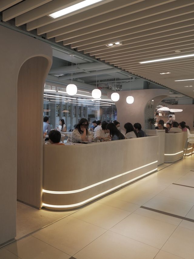 樓上白色Cafe，吃打卡梳乎厘 