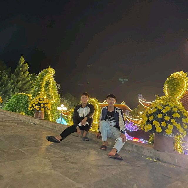Ba Vàng sống cả ngày lẫn đêm. 
