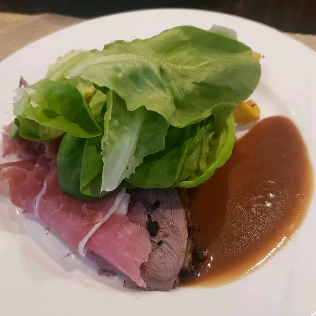 由11:30進食，兩小時美食充沛，而且座無虛席。