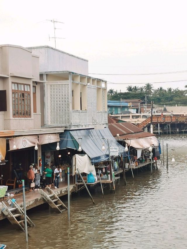 ตลาดน้ำอัมพวา