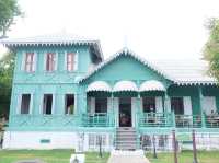 เรือนไม้ริมทะเล (บ้านเขียว) เกาะสีชัง