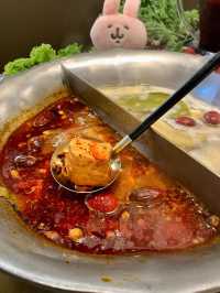 【✨湊湊火鍋店🍲 可愛企鵝造型墨魚丸 任添鴨血豆腐😻 仲有夜市遊戲區😆】
