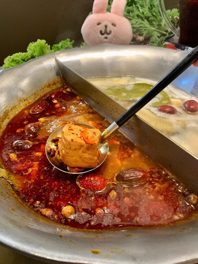 【✨湊湊火鍋店🍲 可愛企鵝造型墨魚丸 任添鴨血豆腐😻 仲有夜市遊戲區😆】