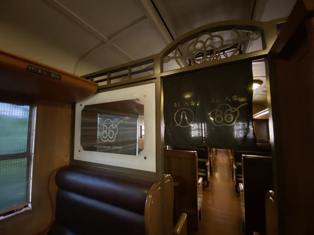 2024年3月頃運転終了。車齢100年越え。日本で最も古い現役の蒸気機関車がけん引する列車『SL人吉』車内