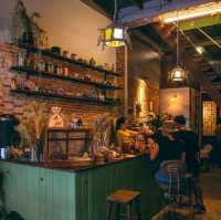 HĒIJīi Bangkok   คาเฟ่ที่แปลว่า ไก่ดำ