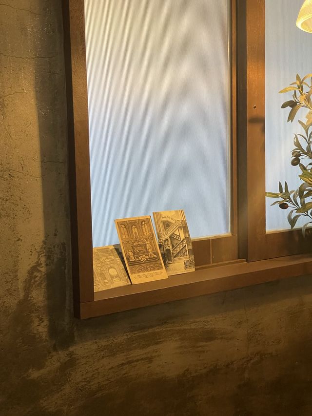 옷장문을 열고 들어가는 감성카페 건대 “카페 아르무아”