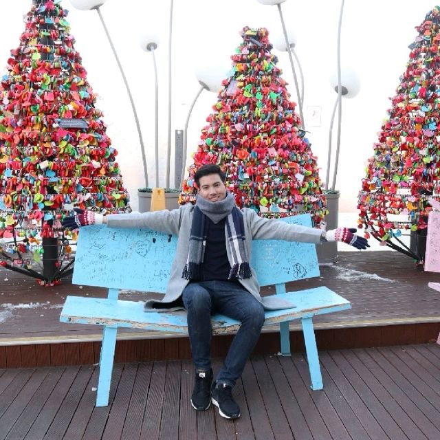 จุดคล้องกุญแจรัก​ที่​ N  Seoul  Tower