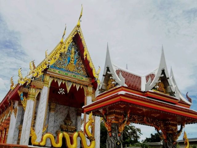 วัดโพธิ์ลอย