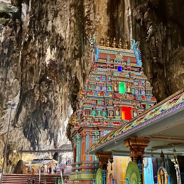 Batu Caves - a block away the Kuala Lumpur 🇲