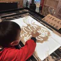 《全港首個沙畫藝術展覽「揉沙說愛」》