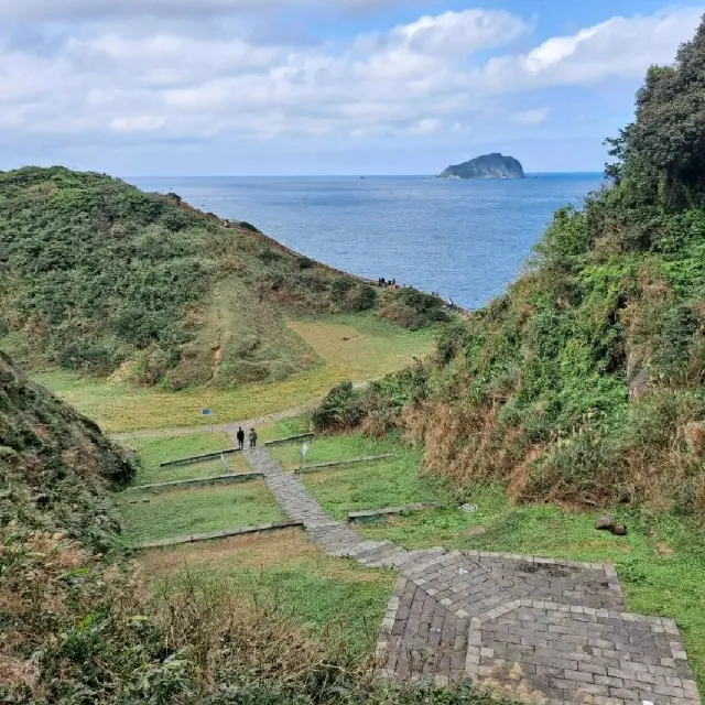 基隆 | 一眼就令人療育的「基隆忘憂谷」，山谷海景一次滿足，心靈放鬆的好地方!