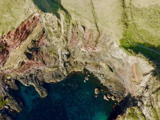 The huge cliffs are impressive! "Oki Tomofuku Red Cliffs"