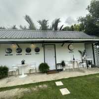 April cafe’ คาเฟ่ริมน้ำดีต่อใจ