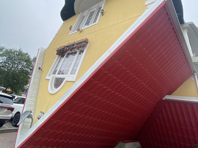 The Upside Down House 🇨🇦