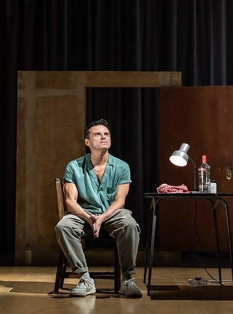 “新現場”高清放映 安德魯•斯科特主演話劇《萬尼亞》|話劇歌劇 | 廣州大劇院實驗劇場