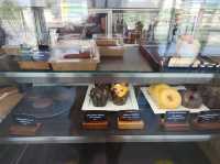 koo koo café ตกแต่งมีมุมน้ำตก เลี้ยงปลาคาร์ฟชิวๆ