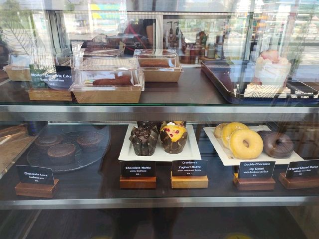 koo koo café ตกแต่งมีมุมน้ำตก เลี้ยงปลาคาร์ฟชิวๆ