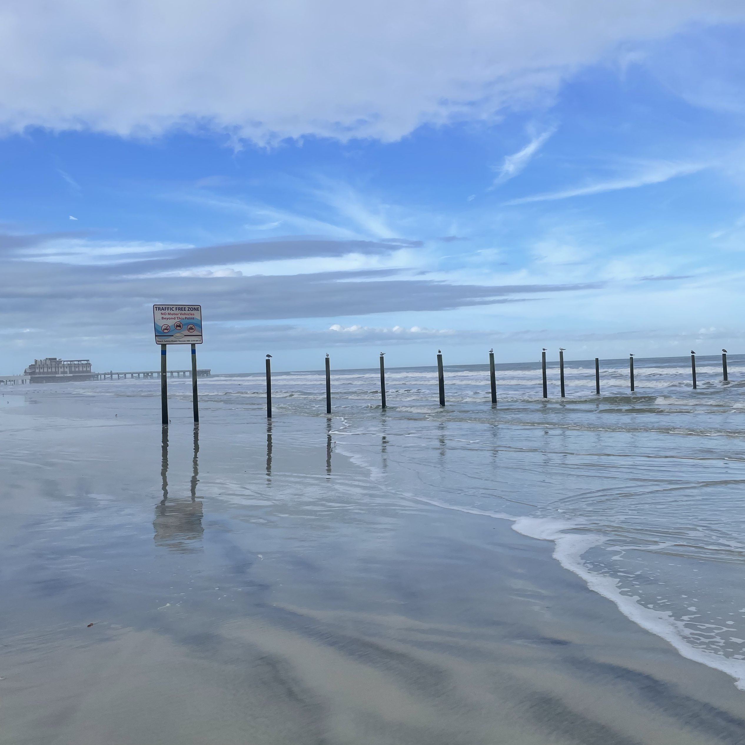 Came to Daytona beach, watched the waves rise and fall, enjoyed the waves that kept rising, sat quietly aside and enjoyed such beautiful scenery. Although the beach in November was a bit cold, the beautiful scenery here did not dampen my interest.
The hotel is right next to the beach. You can enjoy the delicious breakfast in the morning while enjoying the beautiful scenery. If I have the chance to come back, I hope to come back in the summer and experience water activities.