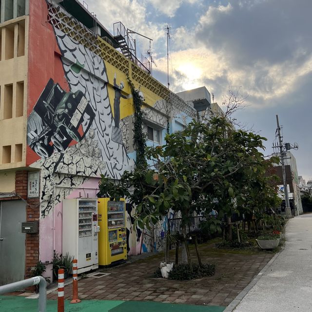 【沖縄･本島】ディープな街コザに突如現れる巨大壁画‼️