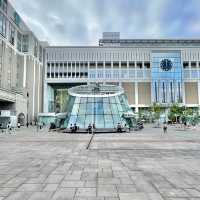 札幌駅前の広場は広くて綺麗です。