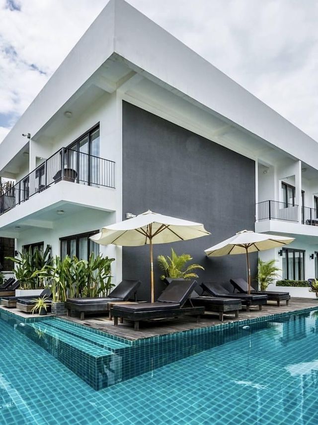 #renresort
#otresbeach
#sihanoukvilleprovince
This resort is a beautiful beachfront resort which was opened since February, 2015. This hotel resort located along Otres2 beach. The luxuriously designed rooms contain minibar, while some others sea view, pool view, garden view. Whereas suite room is attached with sofa and a big shower. 
This resort have an L shape swimming pool and also offer restaurant service. Breakfast is free for clients staying there. Parking space is also free. There are two parking zones, one is along Otres road and other one along Marina road. They serve good hotel service.
