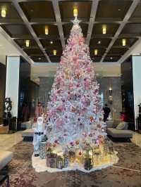 โรงแรมหรูประดับไฟคริสมาสต์ พร้อมคลับเลาท์