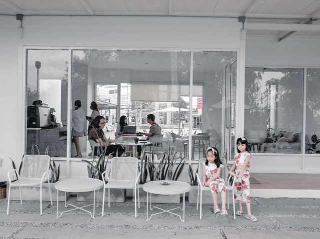 คาเฟ่แสงสวย Linen cafe