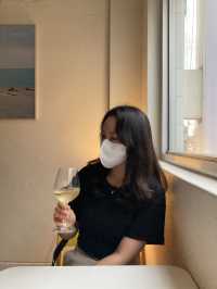 덥고 습한 날엔 고래바에서 시원하게🥂