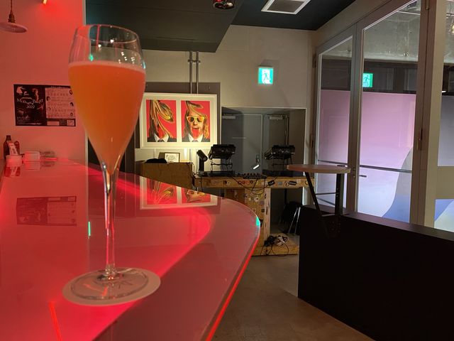 施設全体が個性的なアートホテルに宿泊。(フロント部分)