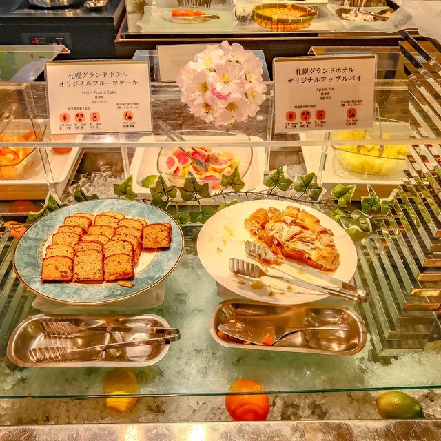 札幌グランドホテル・朝食ビュッフェ名物のアップルパイなどのデザートコーナー
