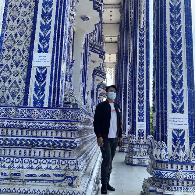 วัดสวยมาก  อยู่ใกล้ทะเล โบสถ์มีสีน้ำเงิน สวยงวมมาก