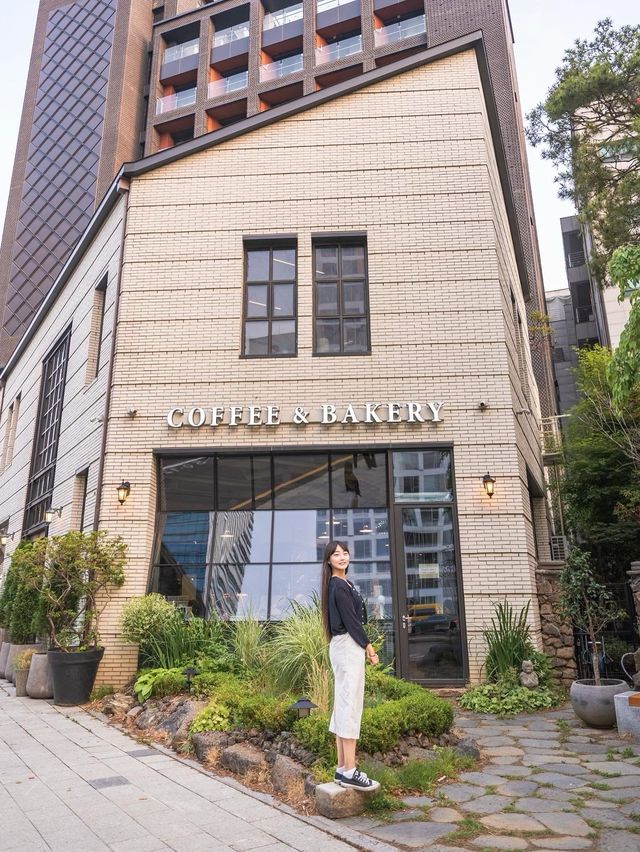 서울 근교에 있을 법한 대형 베이커리 카페&와인바가 서울 합정에 있다? 