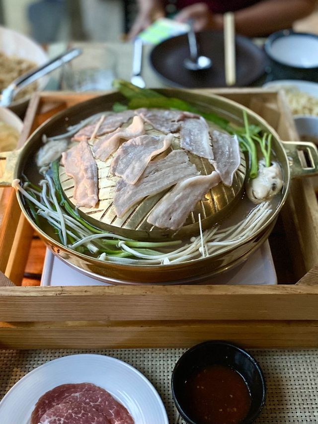 หมูกระทะแบบไทยๆ ในโรงแรมหรู บรรยากาศหลักล้าน