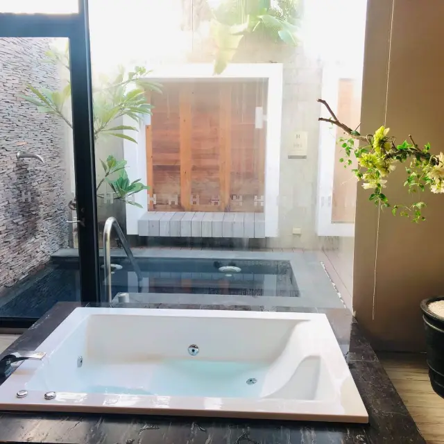 Hotel with private jacuzzi, pool & parking 