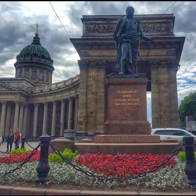 Strolling the streets of St. Petersburg 😍