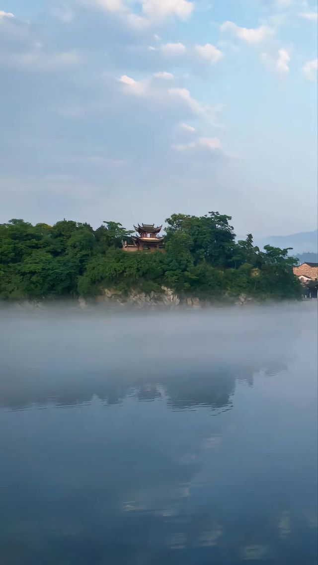 Peach Blossom Pool, a thousand feet deep. Peach Blossom Pool, as beautiful as a painting in Li Bai's poem!