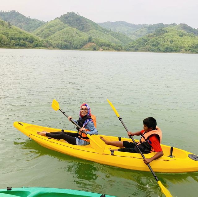 ล่องเรือ ทะเลสาบฮาลาบาลา ชมความงามผืนป่าอันสมบูรณ์