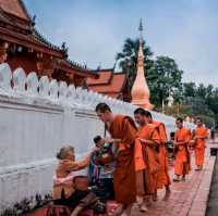 ตักบาตรข้าวเหนียว ที่หลวงพระบาง ประเทศลาว