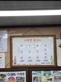 韓国/ソウル【乙支路3街】超ローカル！50年の伝統を持つ鶏丸々1羽とカルグクスが人気のお店🤍