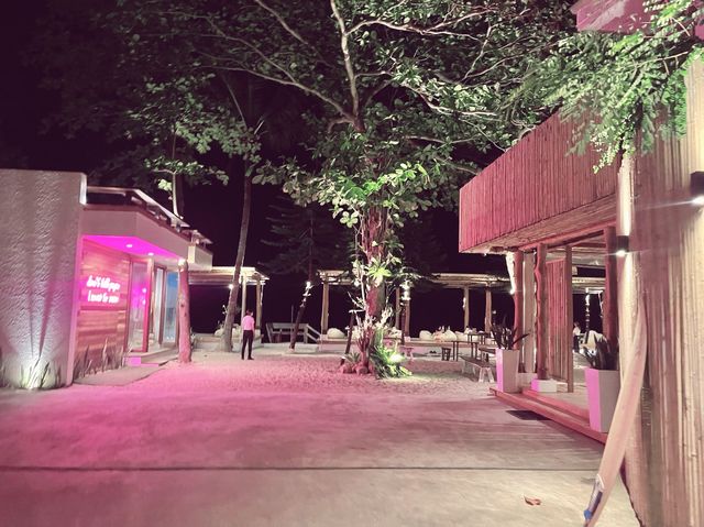 พากินพาเที่ยว คาเฟ่ ชิคๆ ได้ชมไฟฟรี หาดสิชล🏝