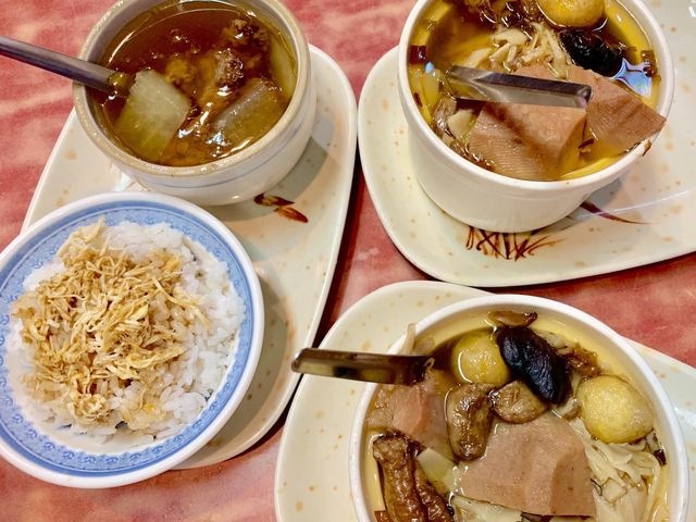 龍山寺美食—華西街夜市佛跳牆，料多味美超好喝