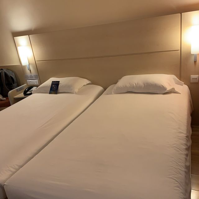 竟然～屋企冷氣機壞了～熱到爆炸～搞到幾日要住酒店～變咗staycation 