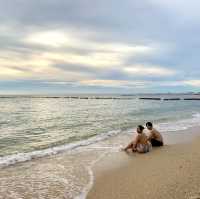 เดินเล่นชายหาดวงศ์อมาตย์ยามเย็น