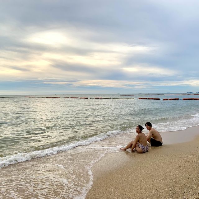 เดินเล่นชายหาดวงศ์อมาตย์ยามเย็น
