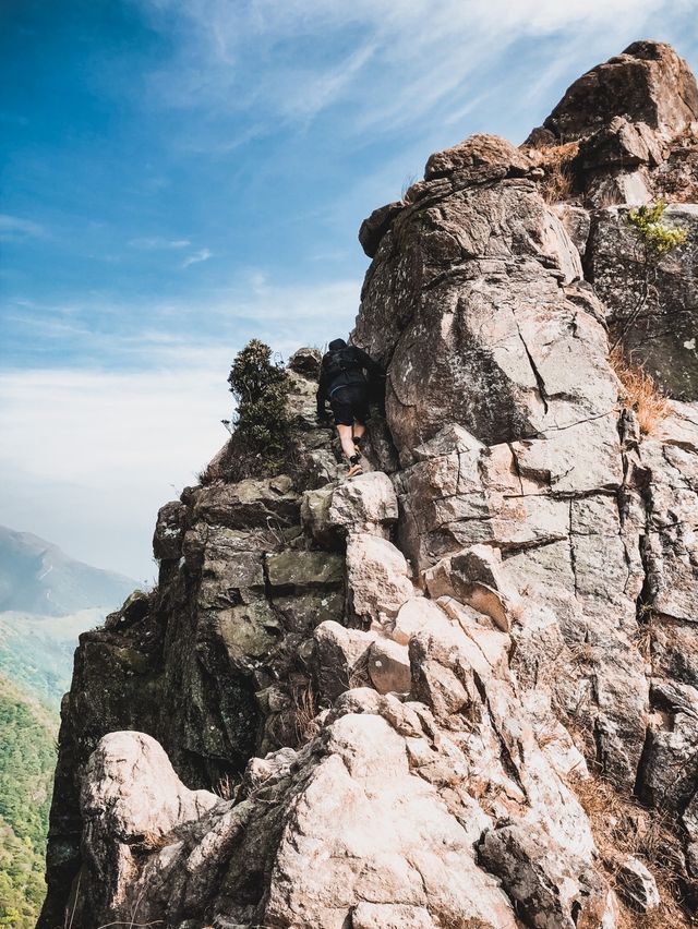 行山。（狗牙嶺一線生機）